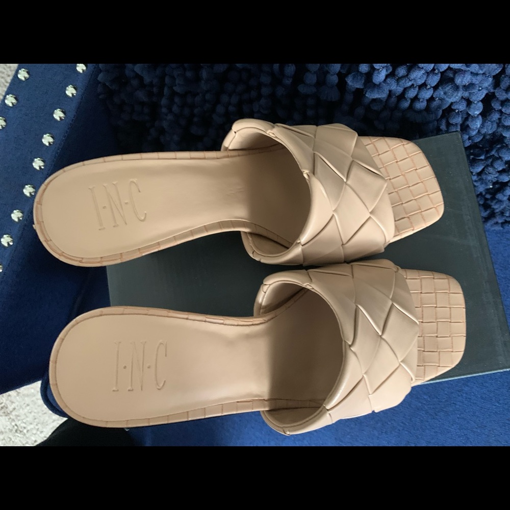 Cute on tend sandals. Nude color is gorgeous. Comfy and stylish.